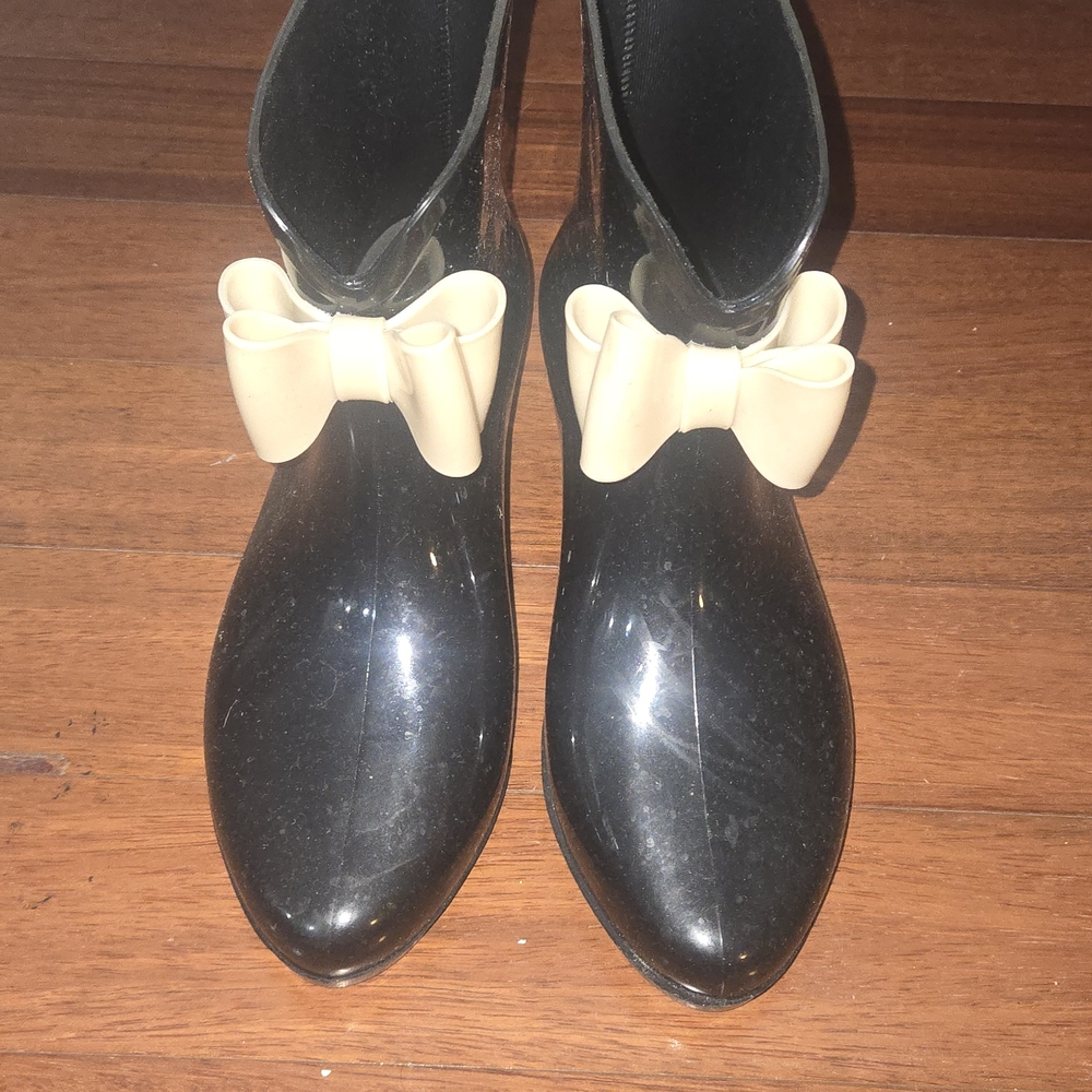 Stylish Black Ankle Boots with Cream Bow